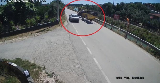 Traktörün altında kalmaktan saniyelerle kurtuldular, kazaya sebep olan sürücü kaçtı