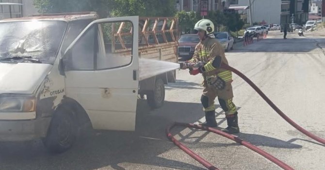 Hatay’da seyir halindeki kamyonet alevlere teslim oldu