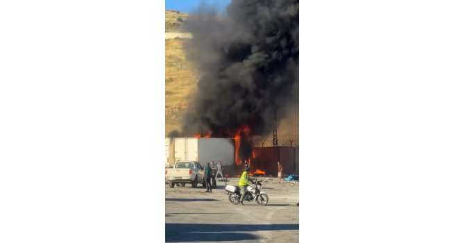 Park halindeki 2 tır alevlere teslim oldu