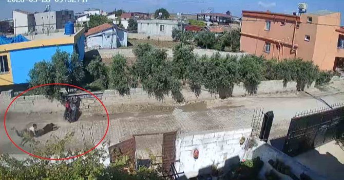 Hatay’da motosikletle tek teker yapan gençlerin duvara çarptığı anlar kamerada