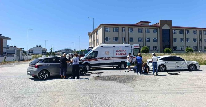 Kontrolsüz kavşakta çarpışan otomobillerin sürücüleri yaralandı