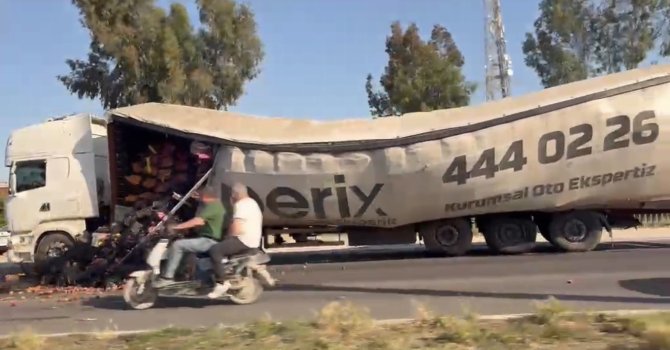 Tarsus’ta sebze meyve yüklü tırın çadırı yırtıldı, ürünler yola savruldu