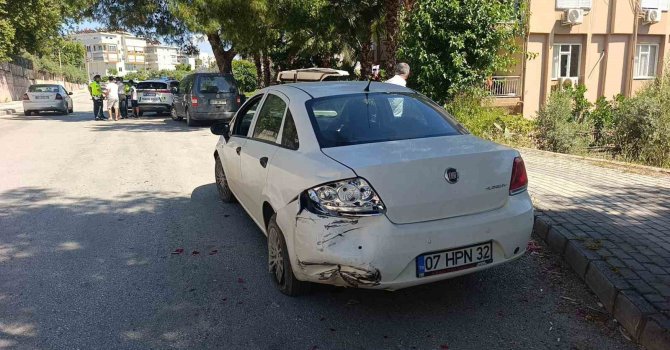 Otomobil, park halindeki araca çarptı: 1 yaralı
