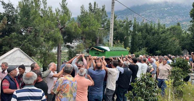 Denizli’deki faciada hayatını kaybeden Hayriye Arıkan, Alanya’da son yolculuğuna uğurlandı