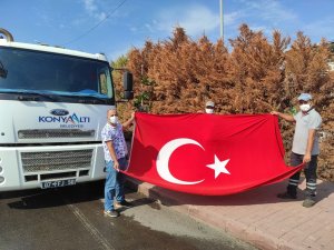 Çöpten çıkardığı Türk Bayrağı’nı evinin balkonuna astı