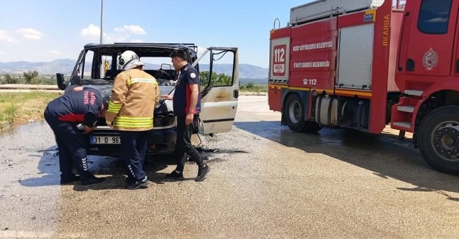 Hassa’da yanan minibüs kullanılmaz hale geldi
