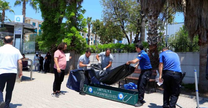 Otobüs durağındaki bankta ölü bulundu