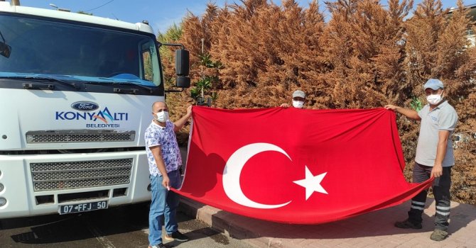Çöpten çıkardığı Türk Bayrağı’nı evinin balkonuna astı