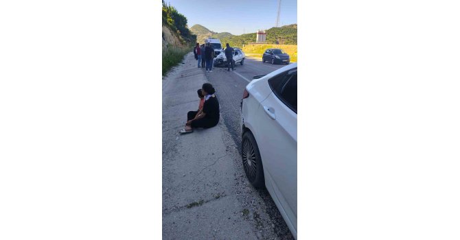 Hatay’da iki otomobil çarpıştı: 3 yaralı