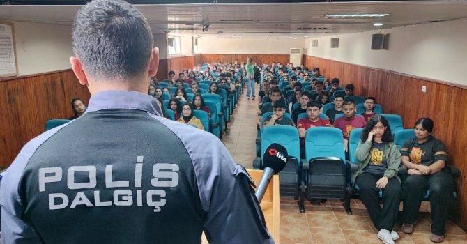 Dalgıç polislerden öğrencilere boğulma uyarısı