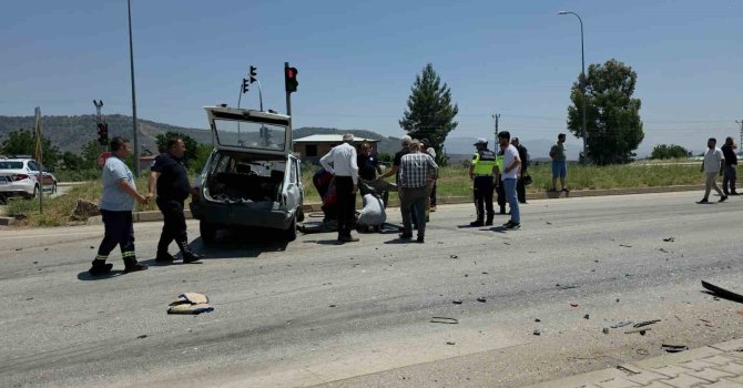 Hatay’da seyir halindeki iki otomobil çarpıştı: 1’i ağır 2 yaralı