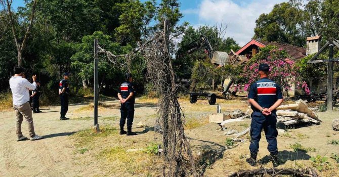 Kemer’de kaçak bungalov yapılar yıkıldı