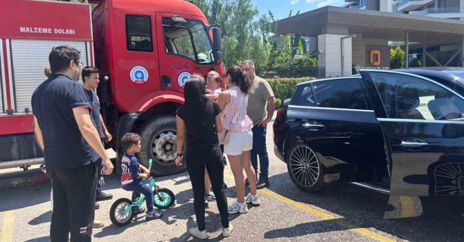 Çocuğu araç içerisinde kilitli kaldı, gözyaşlarına boğulan kadının yardımına itfaiye ekipleri yetişti