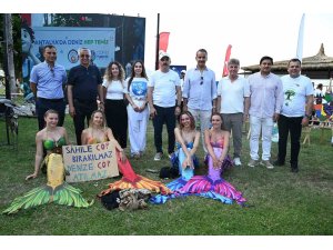 Antalya’da ‘deniz kızları’ eşliğinde dip temizliği