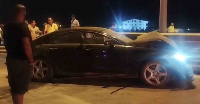 Alkollü sürücü bariyerlere çarptı, köprülü kavşak trafiğe kapandı