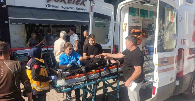 Palmiyeye çarpan Tofaş hurdaya döndü: 4 genç yaralandı