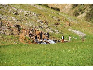 Kayaların arasından fışkıran su görenleri hayran bırakıyor