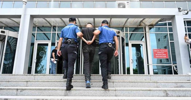 Kırmızı bültenle aranan hükümlü havalimanında yakalandı