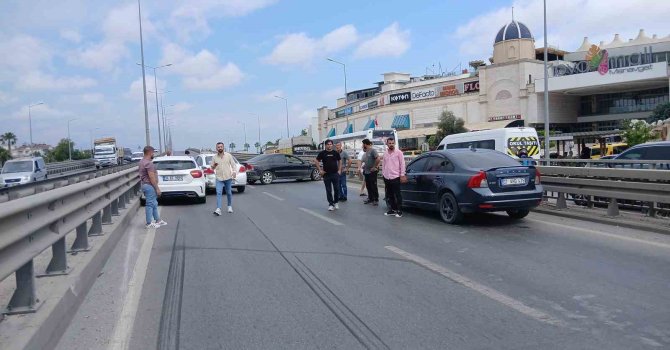 Manavgat’ta 4 aracın karıştığı zincirleme kaza