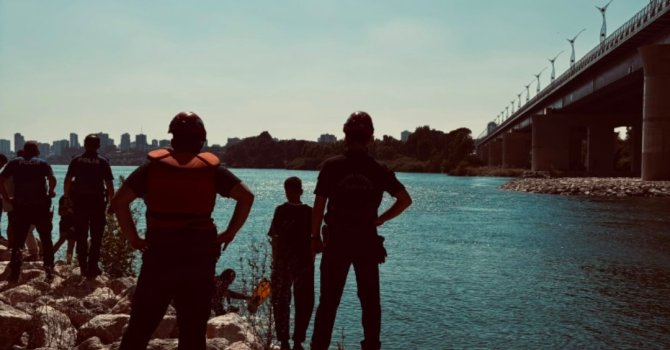 Seyhan Nehri’ne giren çocuk boğuldu