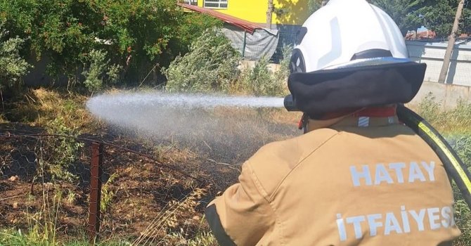 Hatay’da bahçe yangını itfaiye ekipleri tarafından söndürüldü