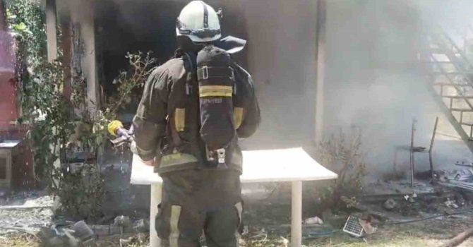 Tarladaki evde çıkan yangın itfaiye ekiplerince söndürüldü
