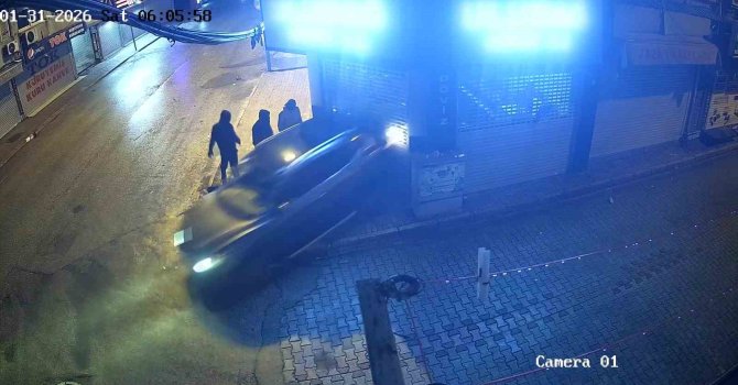 Film gibi soygun kameraya yansıdı: Kepengi araçla yıkıp 16 bin dolar çaldılar