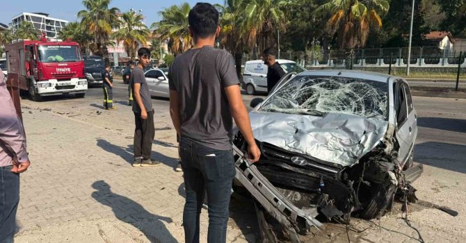 Kontrolden çıkan otomobil refüjdeki bariyerlere çarptı: 1 yaralı