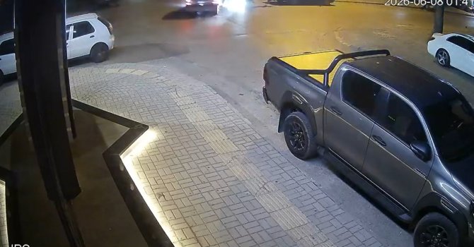 Otomobille çarpışan motosiklettekiler, metrelerce uçup park halindeki aracın bagajına çarptı