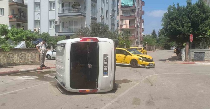 Taksi ile çarpışan hafif ticari araç yan yattı: Sürücünün burnu bile kanamadı