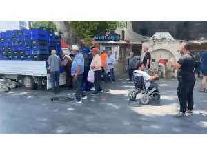 Halde alıcı bulamadığı 4 ton domatesi vatandaşlara ücretsiz dağıttı