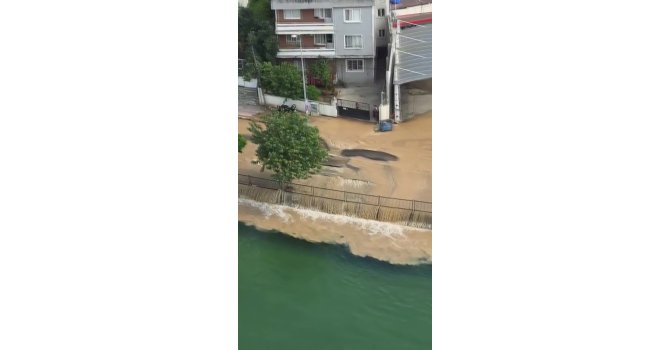 Su borusu patladı, yollar göle döndü