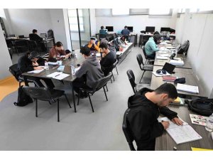 Mersin’de okuma salonları öğrencilerin ikinci adresi oldu