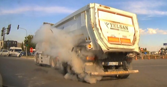 Seyir halindeki kamyonun lastiği patladı