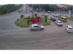 Akan trafiğe rağmen 1 dakika içerisinde Türk bayrağını yerden kaldırdılar