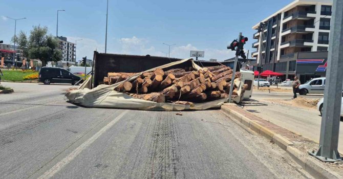 Kamyon kavşağa girerken devrildi, tomruklar yola savruldu