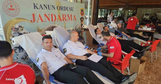 Antalya İl Jandarma Komutanlığı’ndan kan bağışına destek