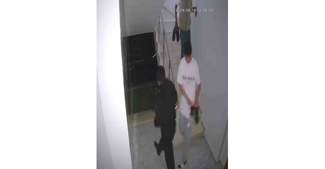 Suç makinesi çocuk hırsızlar çaldıkları ayakkabıların kalitesini kontrol ederken kameraya yakalandı