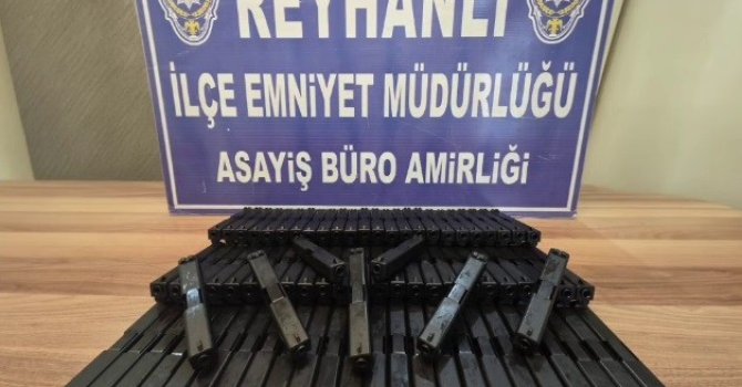 Otomobilin bagajındaki zuladan onlarca silah parçası çıktı
