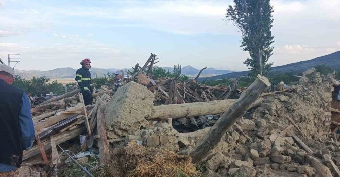 Burdur’da kerpiç ev çöktü: 2 kişi yaralandı, enkaz altındaki büyükbaş hayvan kurtarıldı