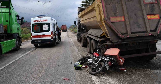 Hafriyat kamyonuyla çarpışan motosikletin sürücüsü yaralandı