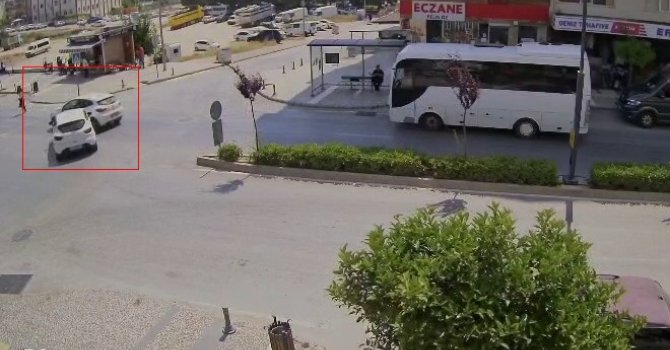 Antalya’da göz göre göre gelen kaza kamerada
