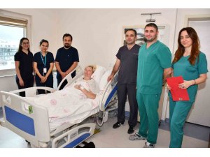 Karnından 12 kilogramlık yumurtalık kitlesi çıkarıldı
