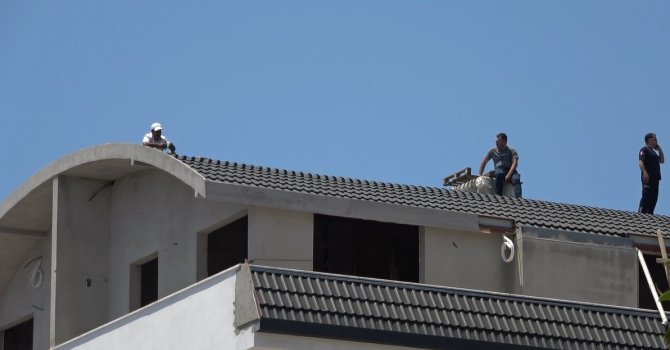 Alanya’da bunalıma girip çatıya çıkan şahsı polis ekipleri ikna etti