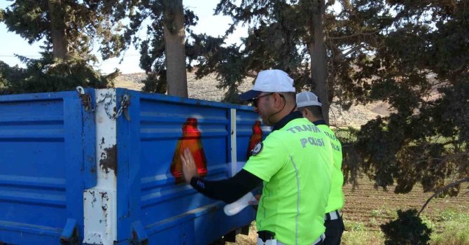 Hasat döneminde yaşanan kazaların önüne geçmek amacıyla traktörlerdeki reflektörler kontrol edildi