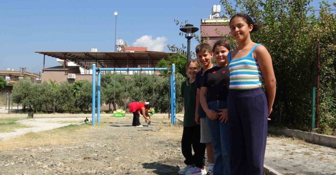 Çöpleri yakmak isterken oyun parkını yaktı
