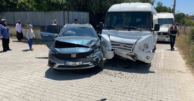 Antalya’da okul servisi otomobille çarpıştı: 7’si anaokulu öğrencisi 9 yaralı