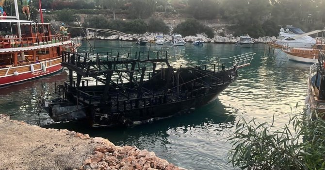 Bir teknede başlayan yangın diğerlerine de sıçradı: 6 tekne zarar gördü