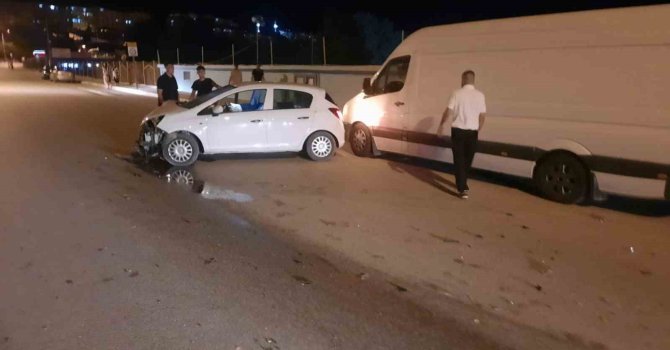 Isparta’da kontrolden çıkan otomobil park halindeki araca çarptı: 1 yaralı