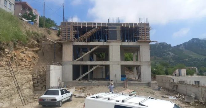 Kahramanmaraş’ta inşaattan düşen işçi ağır yaralandı